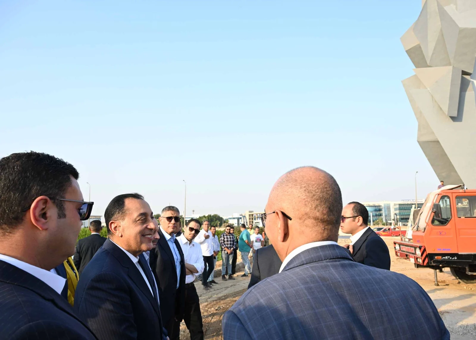 جولة رئيس مجلس الوزراء بمحيط المتحف الكبير جولة رئيس مجلس الوزراء بمحيط المتحف الكبير