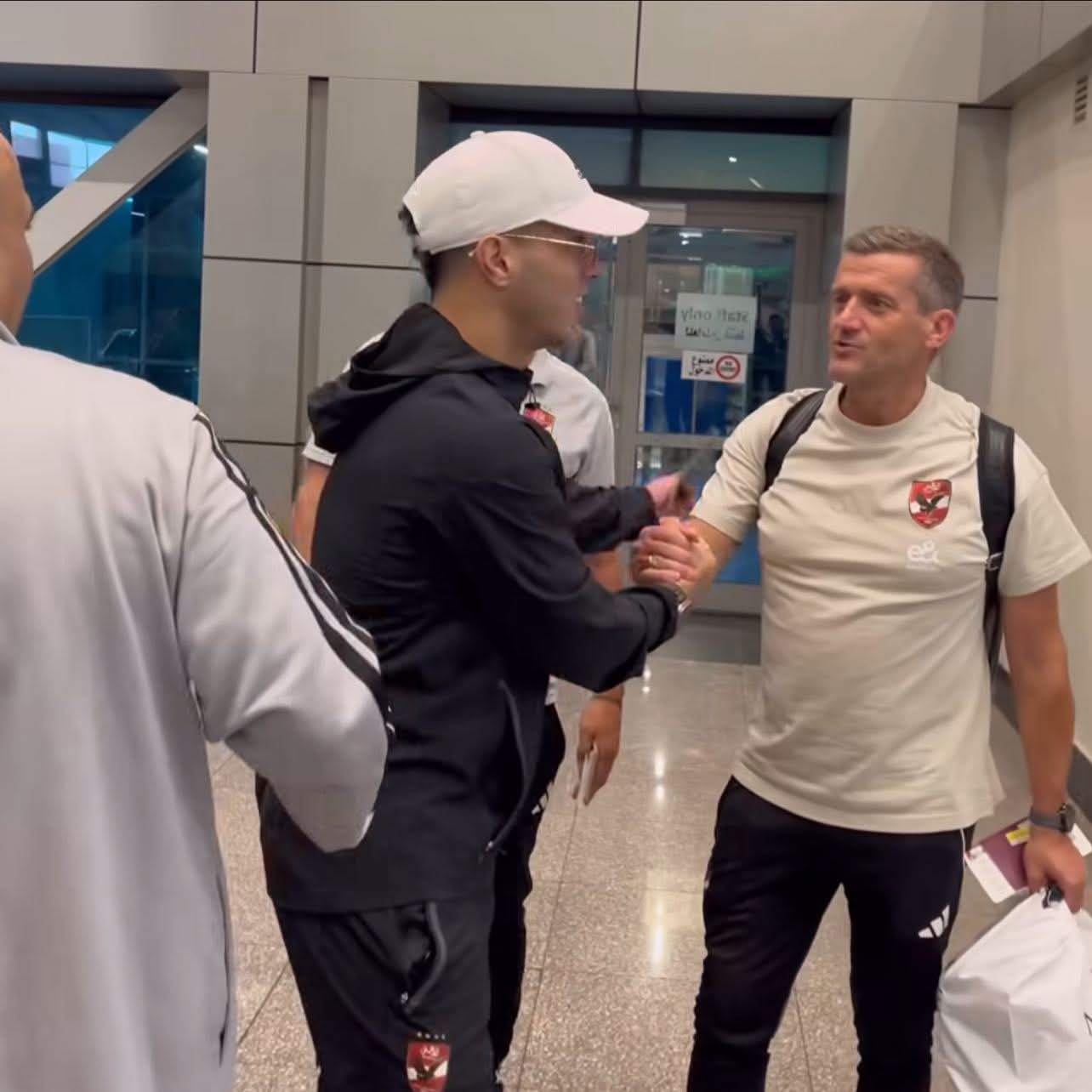 امام عاشور لاعب الأهلي مع الجهاز الفني امام عاشور لاعب الأهلي مع الجهاز الفني