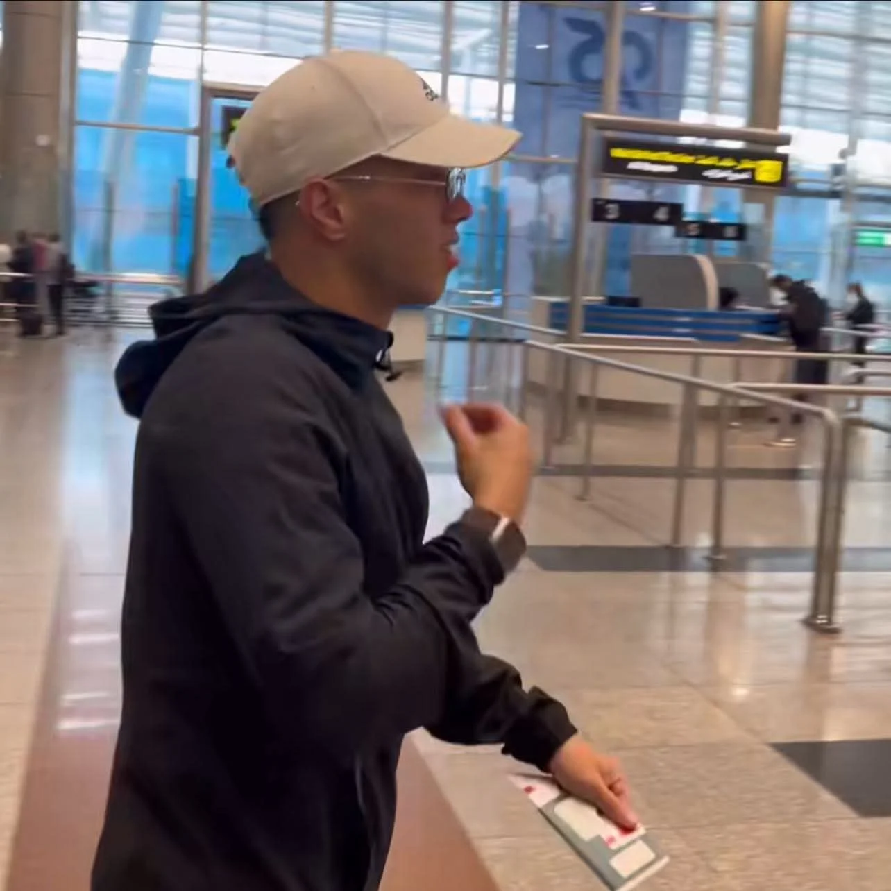 امام عاشور لاعب الأهلي في المطار امام عاشور لاعب الأهلي في المطار